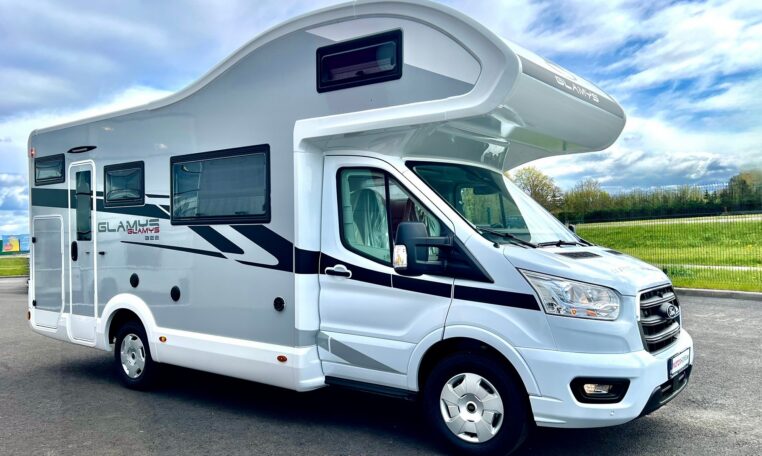 Matkaauto McLouis Glamys 322 küljelt
