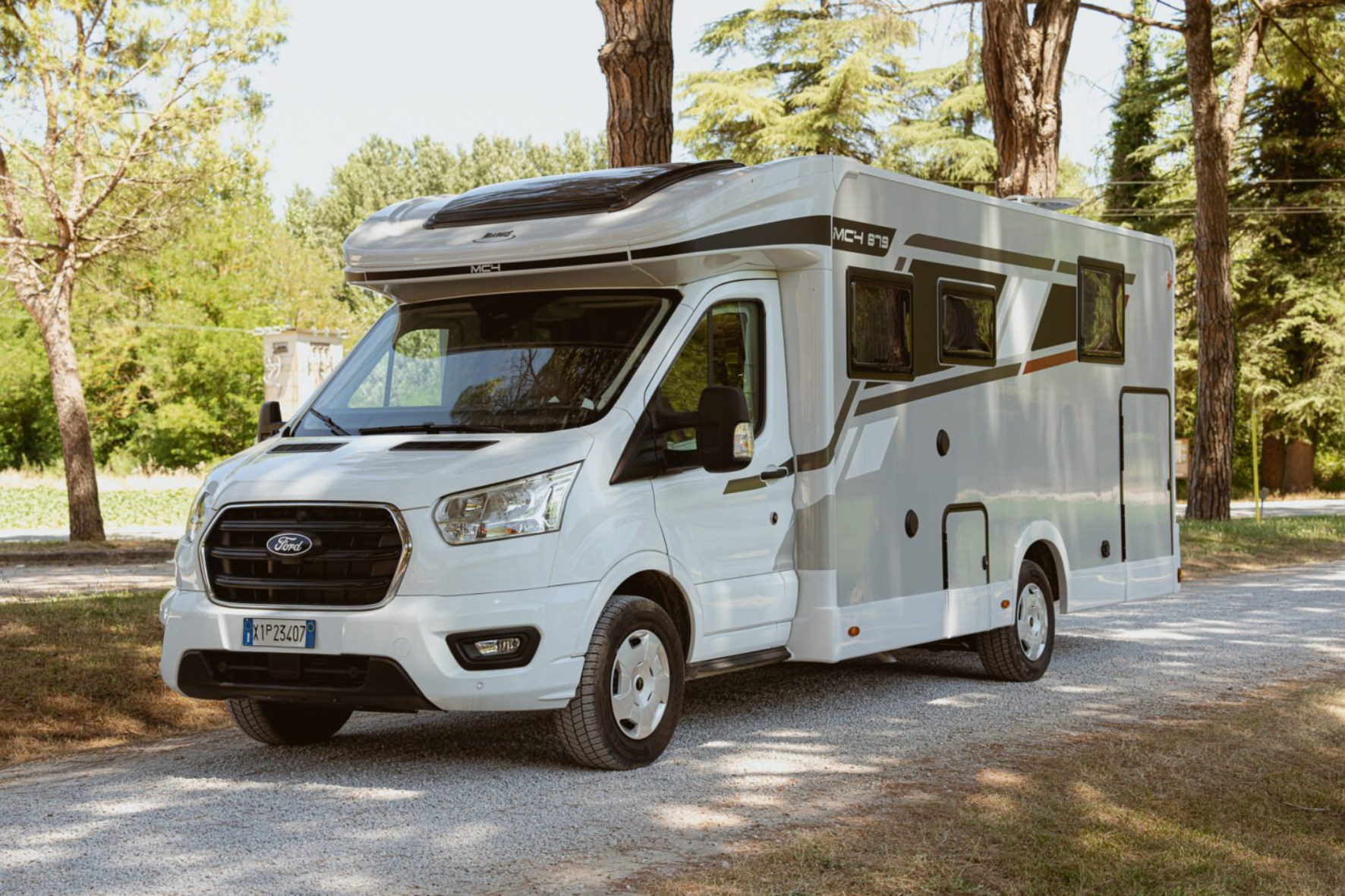 11 McLouis mc4 300 series poolintegreeritud matkabuss