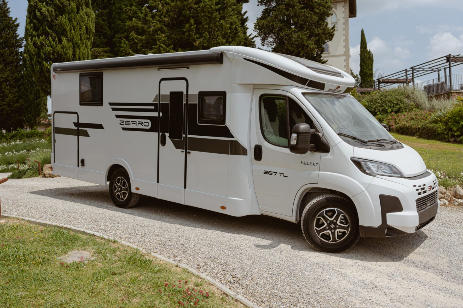 Roller Team poolintegreeritud Zefiro matkabuss Roller Team poolintegreeritud Zefiro matkabuss