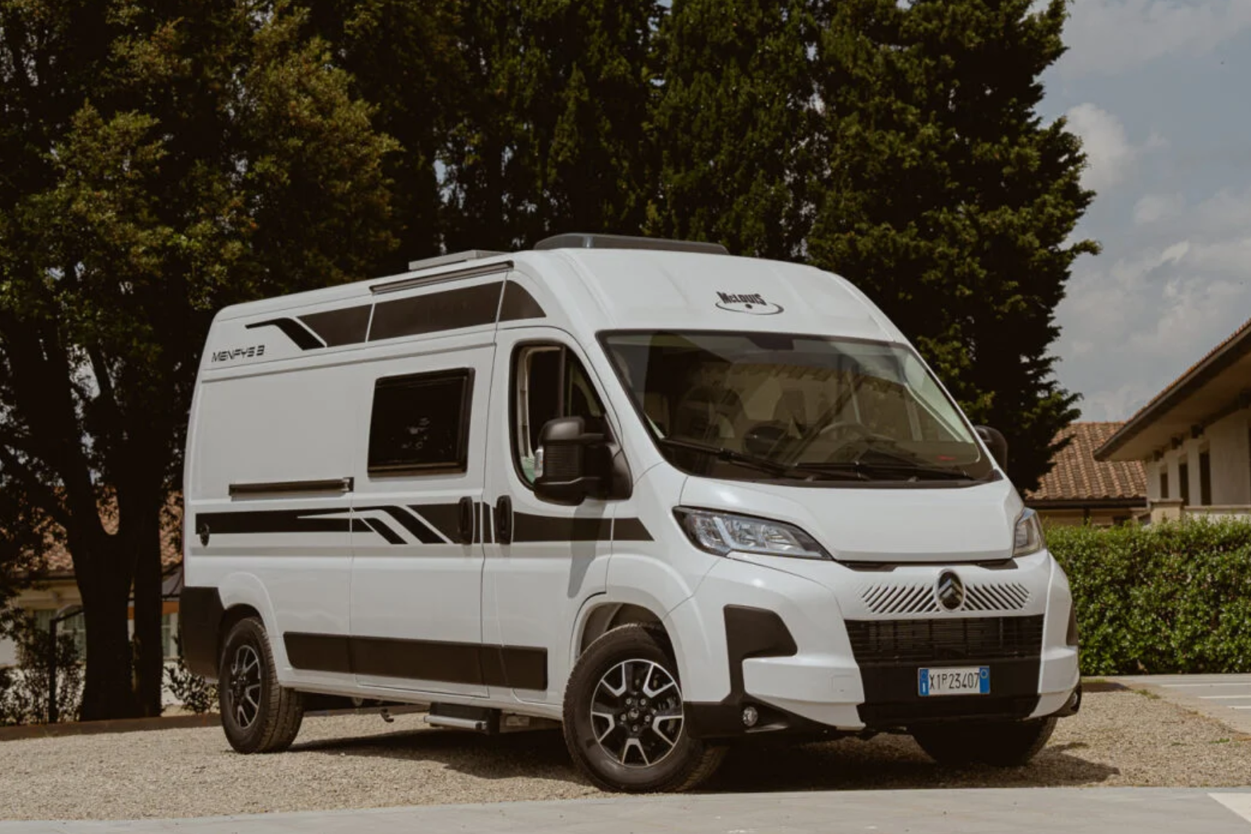 22 McLouis Menfys Next VAN matkabuss