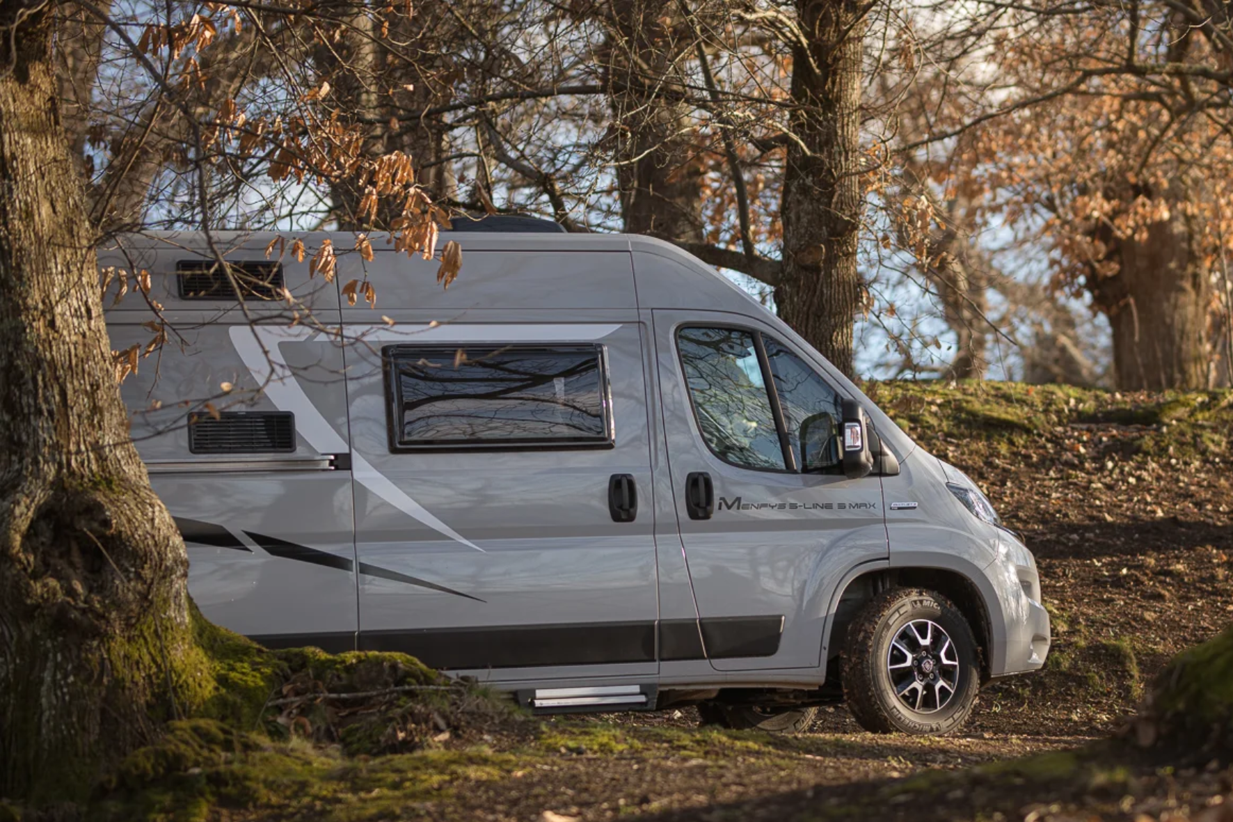 23 McLouis Menfys Next VAN matkabuss