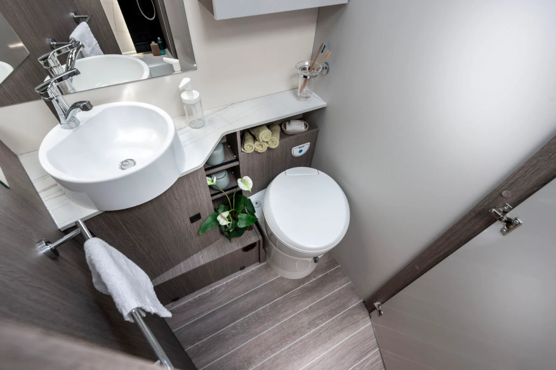 Roller Team Kronos ja Zefiro matkaauto seest Roller Team Kronos ja Zefiro matkaauto seest