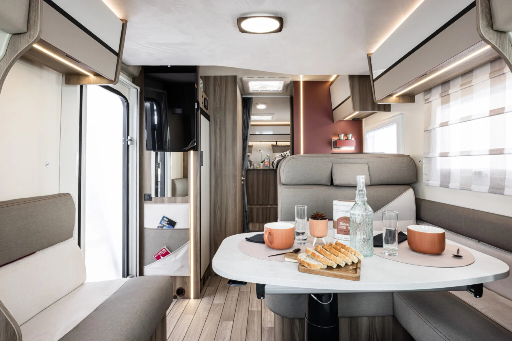 Roller Team Kronos ja Zefiro matkaauto seest Roller Team Kronos ja Zefiro matkaauto seest