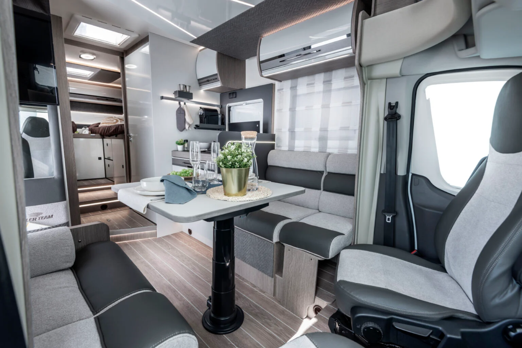 Roller Team Kronos ja Zefiro matkaauto seest Roller Team Kronos ja Zefiro matkaauto seest