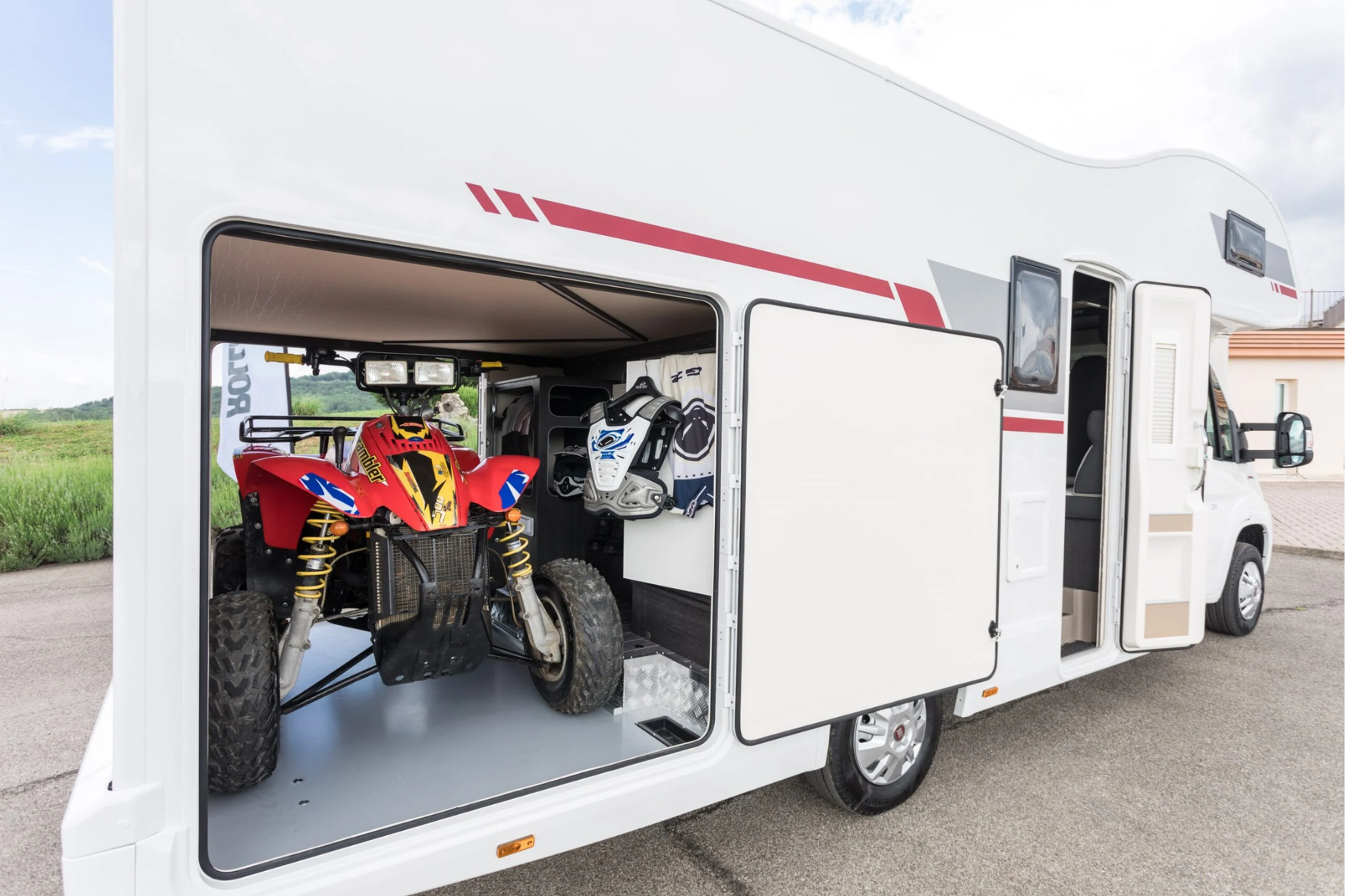 Roller Team Kronos ja Zefiro matkaauto seest Roller Team Kronos ja Zefiro matkaauto seest