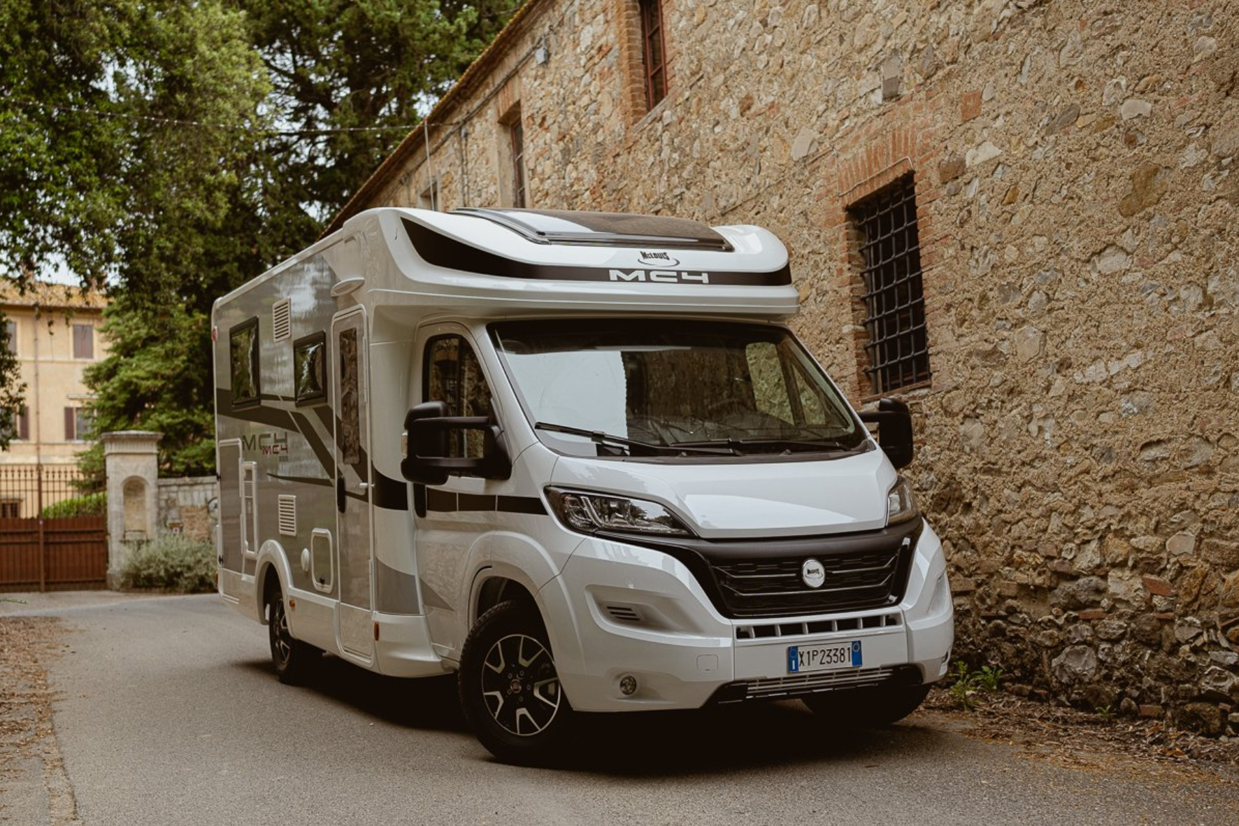 ROLLER TEAM (1) McLouis mc4 300 series poolintegreeritud matkabuss